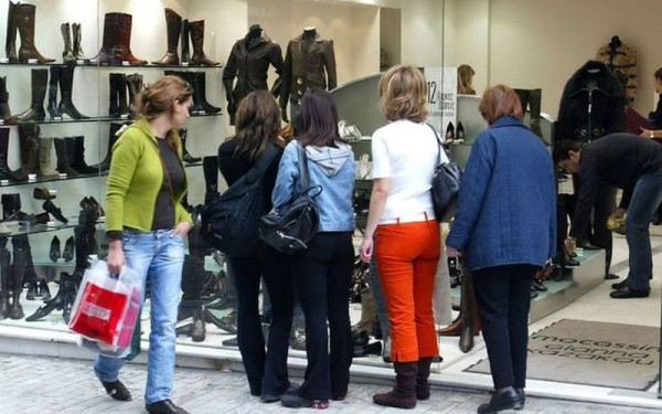Έρευνα: Οι Έλληνες δεν κόβουν τις αγορές μόδας παρά την οικονομική αβεβαιότητα