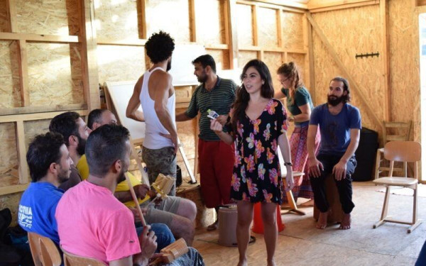 Θεσσαλονίκη: Μια Κολομβιανή «σκαρώνει» ήχους και νανουρίσματα για τους πρόσφυγες (Φωτ.)
