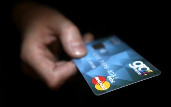 Οικιακή βοηθός έκλεψε τις κάρτες της εργοδότριάς της, έκανε αναλήψεις και τις επέστρεψε