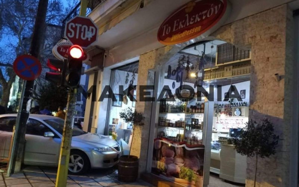 Θεσσαλονίκη: Αυτοκίνητο έπεσε σε τζαμαρία καταστήματος στον Εύοσμο (Φωτ.)