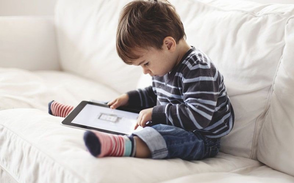 Τι γίνεται αν το παιδί ζητήσει για δώρο τα Χριστούγεννα ηλεκτρονική συσκευή; Χρήσιμα tips για τους γονείς