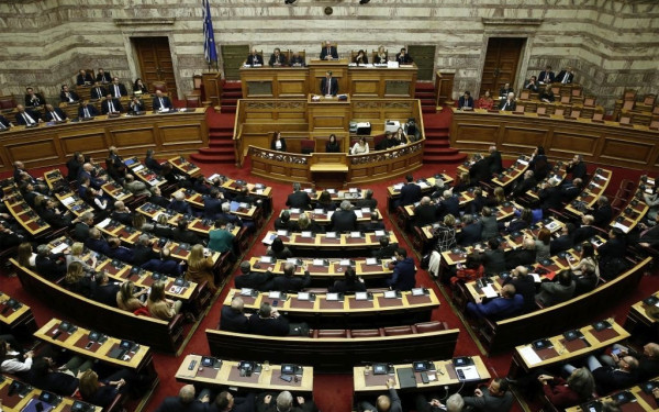 Υπερψηφίστηκε η τροπολογία για σύσταση μητρώου μελών και εργαζομένων σε ΜΚΟ