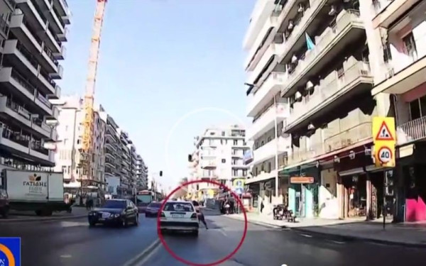 Σοκάρει η παράσυρση πεζής από αυτοκίνητο στην Εγνατία (βίντεο)
