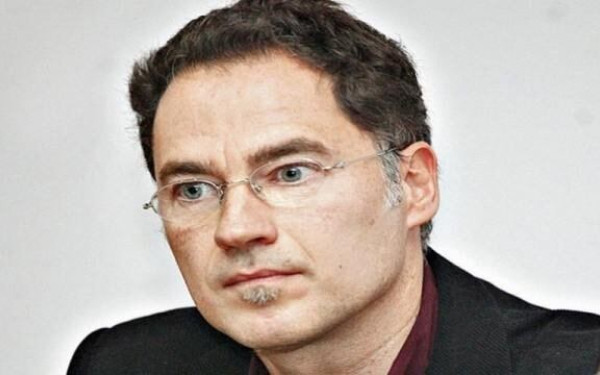 Ένας δρόμος γεμάτος στροφές και λουλούδια