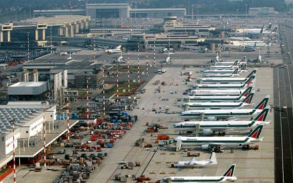 Ιταλία: Πρόσφυγας έβαλε φωτιά σε τσεκ ιν και έσπασε υπολογιστές στο Μαλπένσα του Μιλάνου