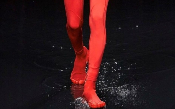 Ο Οίκος Balenciaga σχεδιάζει υποδήματα για την... κλιματική αλλαγή