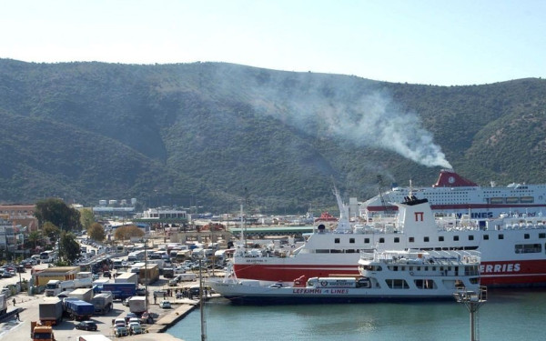 Λύνουν τους κάβους τους τα πλοία της γραμμής Ελλάδας - Ιταλίας