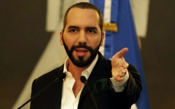 Ο πρόεδρος του Σαλβαδόρ Μπουκέλε προτείνει «ανταλλαγή κρατουμένων» στη Βενεζουέλα