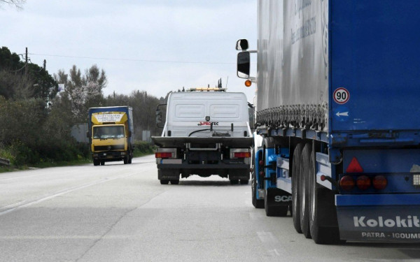 Εγκλωβισμένοι 13 οδηγοί νταλίκας στα σύνορα Ιράκ-Τουρκίας λόγω κορονoϊού