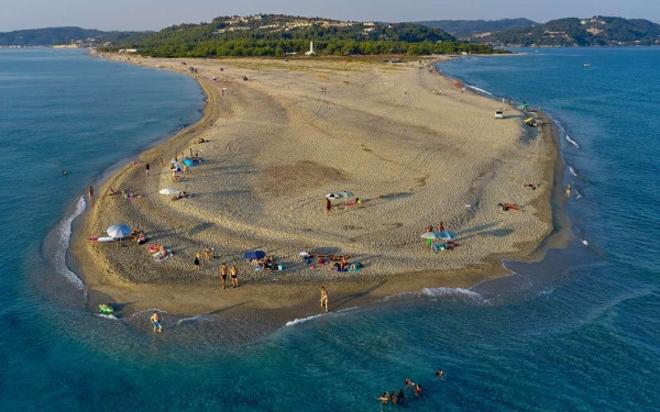 Σαν τη «μάχη» της Χαλκιδικής… δεν έχει: Λάτσης, Κοπελούζος, Ιταλοί και Βούλγαροι θέλουν το Ποσείδι, ποια ακίνητα-φιλέτα ψάχνουν επενδυτές