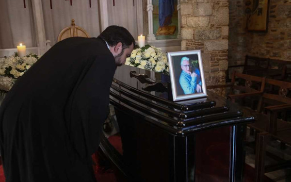 Κόσμος αποχαιρετά τον Κώστα Βουτσά (Φωτ.) 