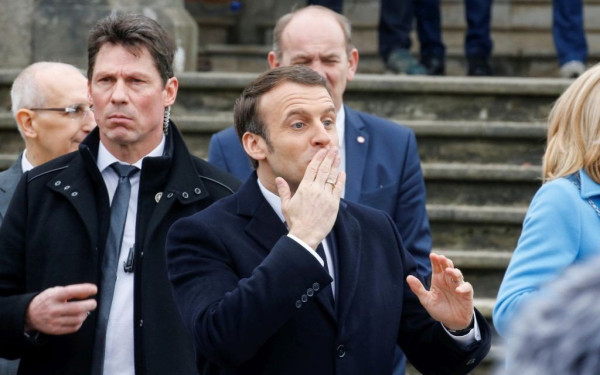 Γαλλία: Ο Μακρόν φεύγει για... Κίνα με τους πολίτες να ετοιμάζονται για νέες διαδηλώσεις κατά του συνταξιοδοτικού