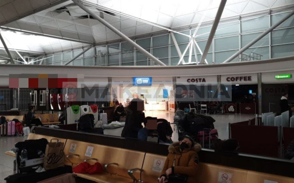 Χωρίς νερό και φαγητό 80 Έλληνες σε αεροδρόμιο του Λονδίνου (φωτ)