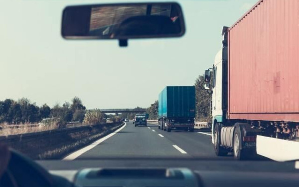 Νέα απαγόρευση κυκλοφορίας φορτηγών από τις 23:00 στην ΠΑΘΕ