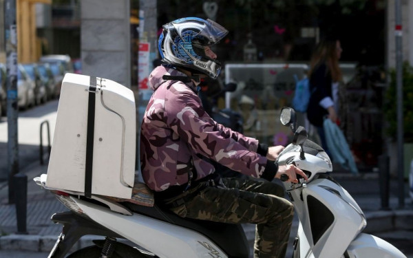 Έκλειναν παραγγελίες, ξυλοκοπούσαν τους διανομείς και τους έκλεβαν χρήματα και αντικείμενα