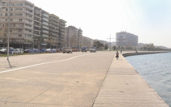 Θεσσαλονίκη: Περαστικοί έσωσαν ηλικιωμένο που έπεσε στον Θερμαϊκό