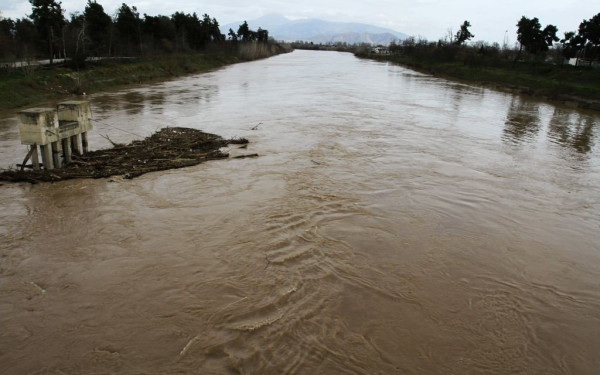 Κακοκαιρία Daniel:  Έκλεισε η Εθνική Οδός στο ύψος της Λάρισας λόγω υπερχείλισης του Πηνειού