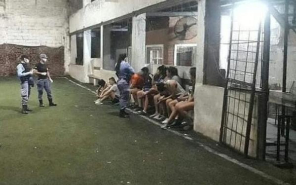 Αργεντινή: Συνελήφθησαν έντεκα γυναίκες που έσπασαν την καραντίνα για να παίξουν μπάλα (φωτογραφίες)