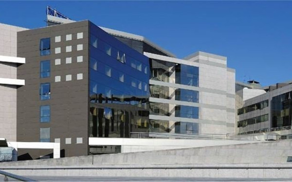 Θεσσαλονίκη: Ο επίσημος χειρουργός της βρετανικής βασιλικής οικογένειας στο Διαβαλκανικό