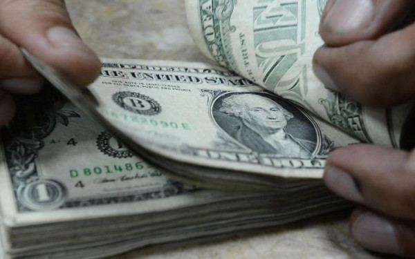 Οι «επιθετικές» οικονομικές πολιτικές ΗΠΑ και Ιαπωνίας απομακρύνουν τους επενδυτές από δολάριο και γεν