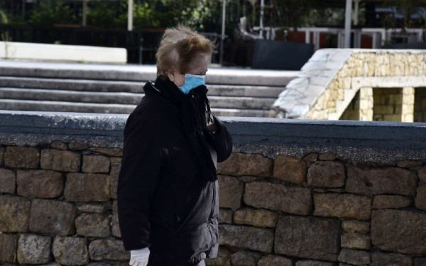 Παπαθανάσης: Λανθασμένη εντύπωση ότι η μάσκα είναι υποχρεωτική στο δρόμο και εξωτερικούς χώρους 