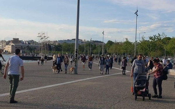 Θεσσαλονίκη: Για βόλτα και καφέ στον ήλιο οι πολίτες λίγο πριν τις εκλογές (βίντεο)