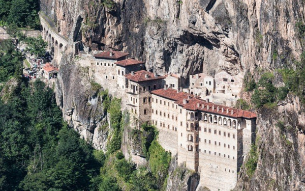 Οργισμένοι οι Έλληνες Πόντιοι με την απαγόρευση Θείας Λειτουργίας στην Παναγία Σουμελά 