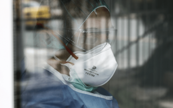 Την ανανέωση των συμβάσεων 2.000 υγειονομικών ζητά η ΠΟΕΔΗΝ