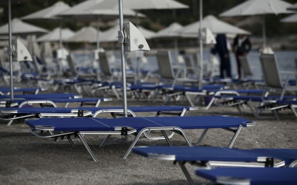 Το νομικό πλαίσιο για τις ξαπλώστρες στην παραλία 