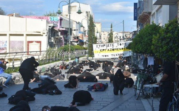 Πρωτότυπη διαμαρτυρία καλλιτεχνών στο αρχαίο θέατρο της Λάρισας
