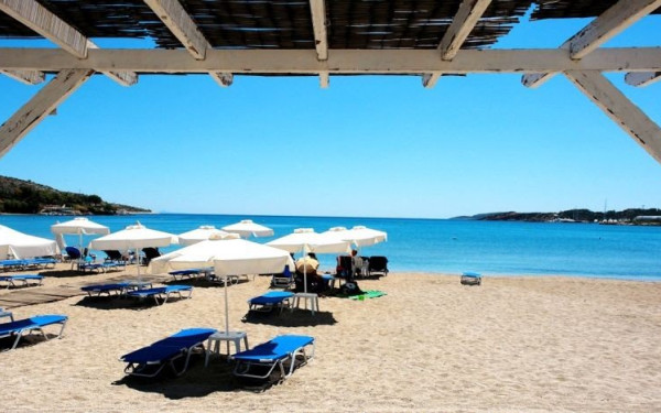 «Κίνημα της πετσέτας»: Νέες συλλήψεις για παράνομη κατάληψη αιγιαλού 