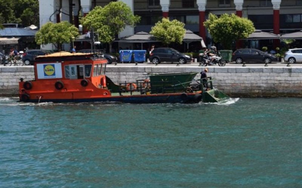 Θεσσαλονίκη - ΕΥΑΘ: Ξανά στη «μάχη» καθαρισμού του Θερμαϊκού κόλπου με το ειδικό πλωτό «Αλκίππη»