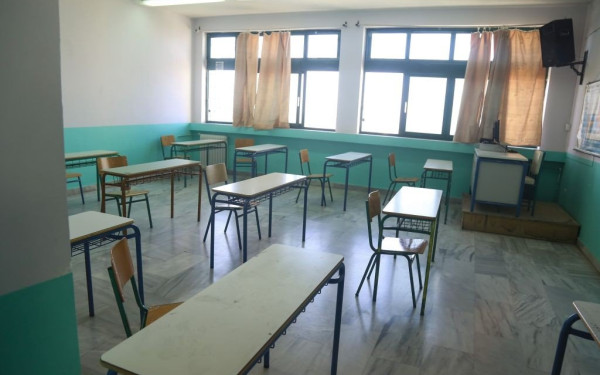 «Αρένα» ΕΠΑΛ στην Πάτρα: Μαθητές κυνηγούσαν να λιντσάρουν καθηγητή - Άναψαν καπνογόνα στις τάξεις (βίντεο)