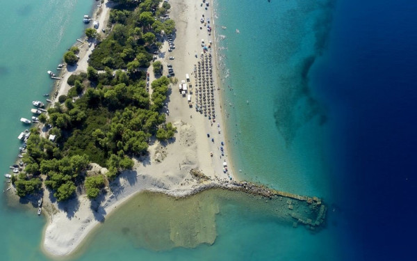 Γλαρόκαβος: Η «Γαλάζια Λίμνη» της Χαλκιδικής που μοιάζει βγαλμένη από άλλο κόσμο