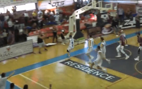 Buzzer beater και... έξω απ’ το γήπεδο (video)
