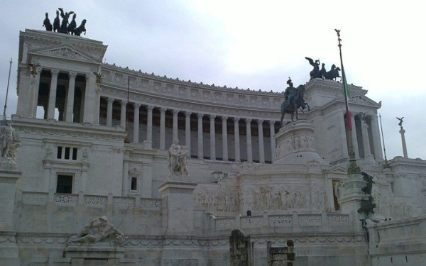 Ιταλία: 5.500 ευρώ σε κάθε βουλευτή για υπολογιστές, οθόνες και ακουστικά