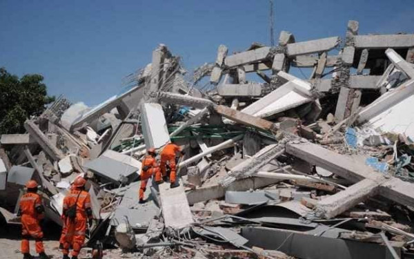 Δύο χιλιάδες άνθρωποι έχασαν τη ζωή τους από το τσουνάμι στην Ινδονησία