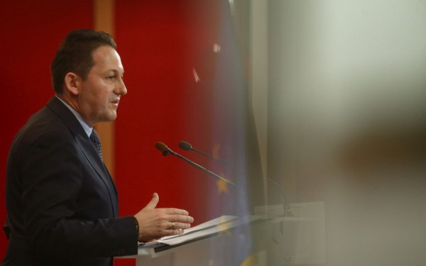 Πέτσας: Μένουμε στο "δύσκολο" ωράριο, δεν κάνουμε ρεβεγιόν