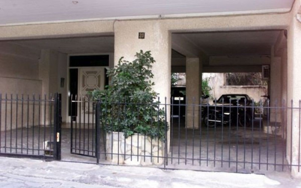 Στο νομοσχέδιο για τον Τύπο πέρασε η τροπολογία για τις ανοιχτές θέσεις στάθμευσης στις πιλοτές