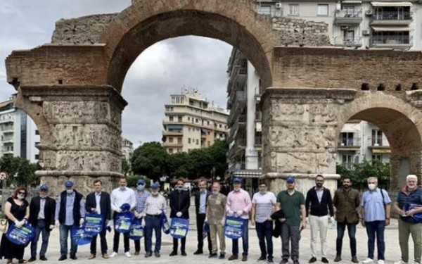 Θεσσαλονίκη: Παλαίμαχοι ποδοσφαιριστές καθάρισαν την πλατεία Ναυαρίνου 