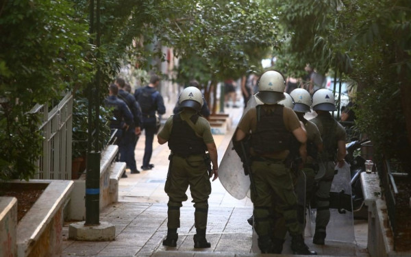Αθήνα: Διπλή επιχείρηση της ΕΛΑΣ σε υπό κατάληψη κτήρια σε Εξάρχεια και Κυψέλη - Οκτώ προσαγωγές (βίντεο)