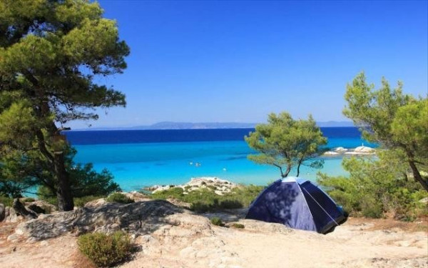 Κάμπινγκ: Αγαπημένη συνήθεια και οικονομικές διακοπές- Το προφίλ των κατασκηνωτών στην Ελλάδα