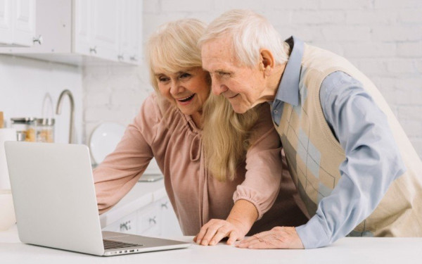 Ένωση Εργαζομένων Καταναλωτών:  Προτείνει ενίσχυση των ατόμων Τρίτης Ηλικίας για αγορά τεχνολογικού εξοπλισμού 