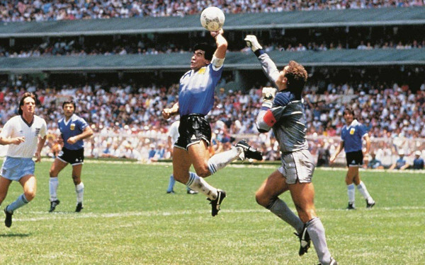 Η μέρα που ο Ντιέγκο Μαραντόνα ύψωσε το «χέρι του Θεού» και στοίχειωσε για πάντα το αγγλικό ποδόσφαιρο (βίντεο)