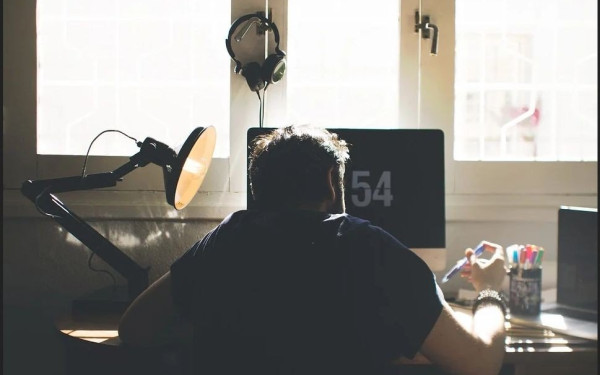 Για τις επιπτώσεις σε σωματική και ψυχική υγεία από την τηλεργασία προειδοποιεί ο ΠΟΥ