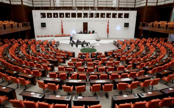 Τουρκία: Χαμός στη Βουλή - Μέλη της αντιπολίτευσης πέταξαν πλακάτ στον υπουργό Σοϊλού (βίντεο)