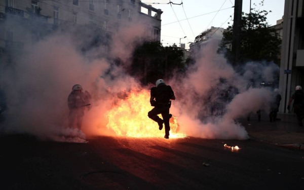 Ταυτοποιήθηκαν δύο άτομα για επίθεση σε περιπολικό - Είχαν τραυματιστεί αστυνομικοί
