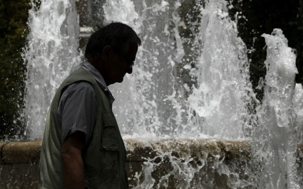 Καύσωνας: Ελληνο‑καναδική μελέτη δείχνει ότι οι ηλικιωμένοι κινδυνεύουν περισσότερο από βλάβες στα νεφρά και φλεγμονή