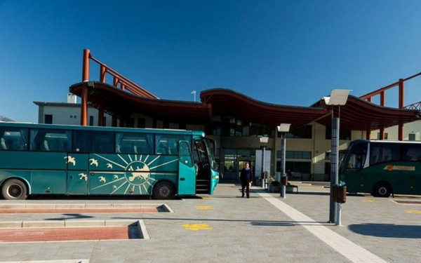 «Αρρυθμίες» και στα δρομολόγια των λεωφορείων της Hellenic Train λόγω των πυρκαγιών