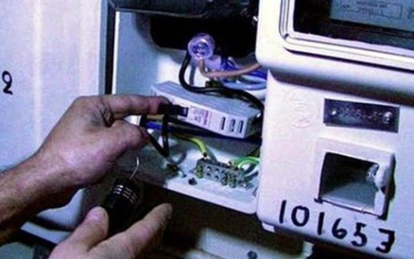 Θεσσαλονίκη: Ρευματοκλοπή στην Περαία - Σύλληψη 3 ανδρών για παράνομη παροχή ρεύματος σε παραπήγματα